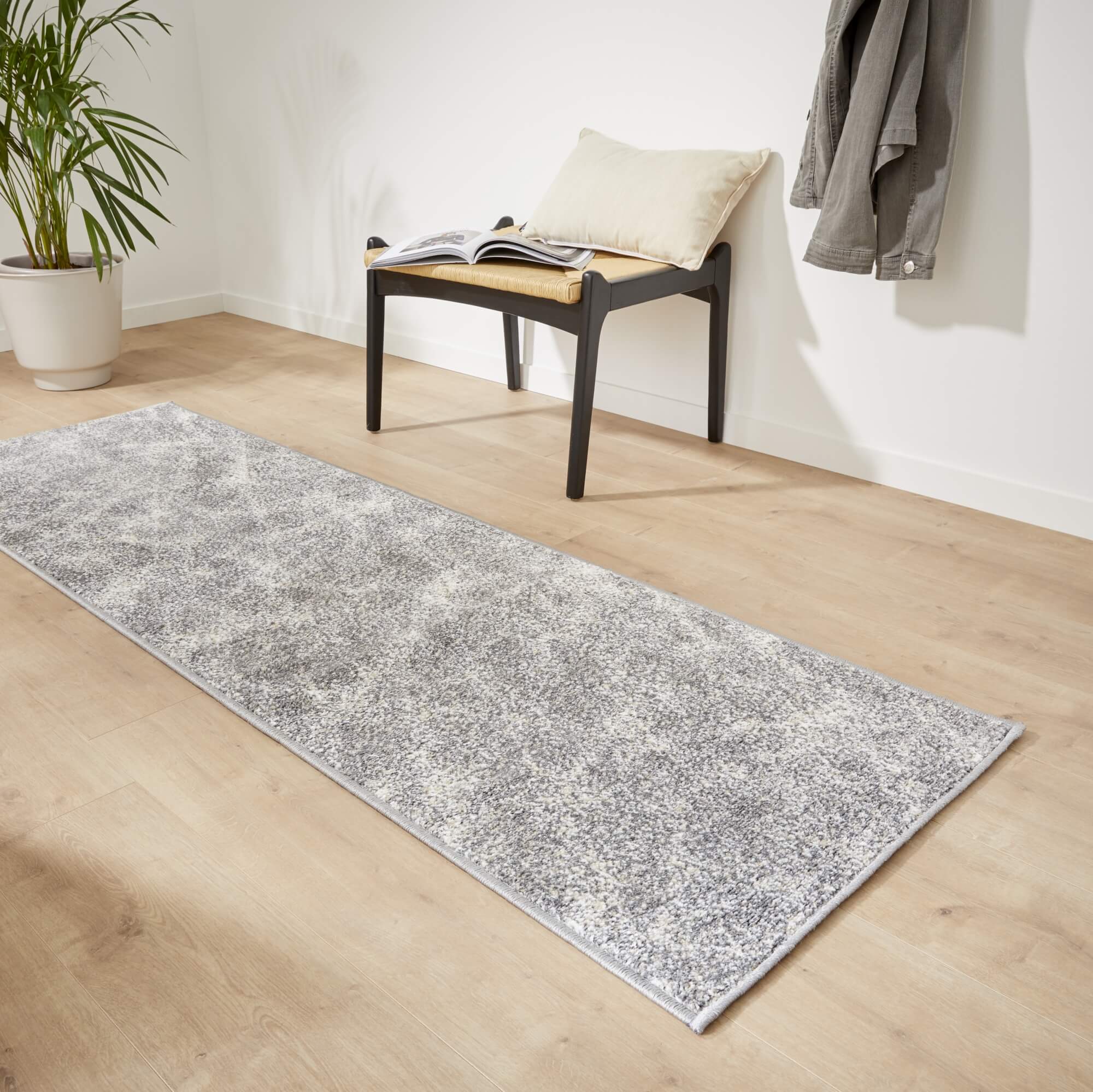Teppichläufer Ylva – Grau mit Strukturmuster – Kurzflor nach Maß mit Kettelung Teppichläufer Ylva – Grau mit Strukturmuster – Kurzflor nach Maß mit Kettelung