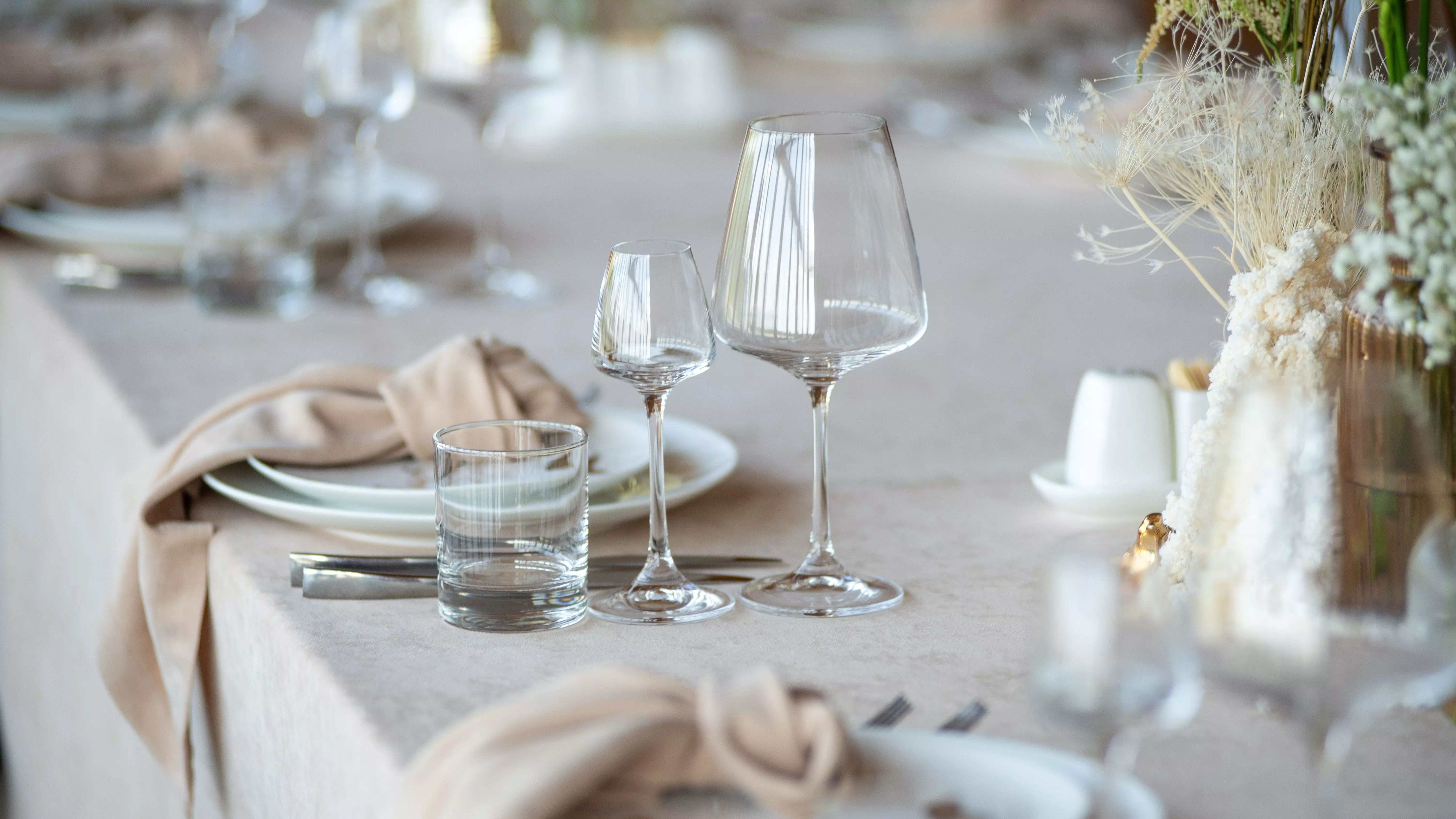 tisch-eindecken-veranstaltung