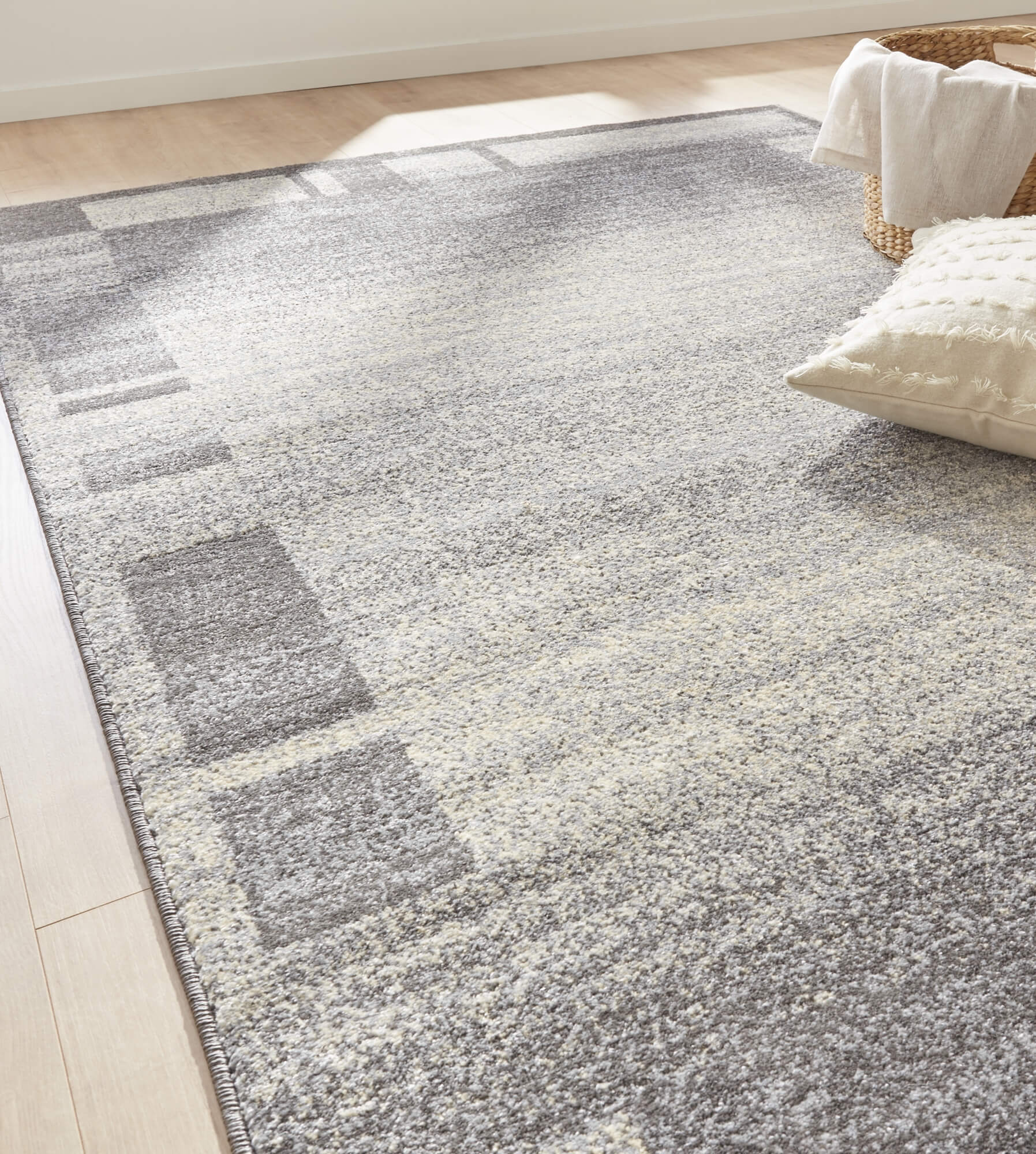 Teppich Ylva – Grau mit markantem Muster – Kurzflor – robust & pflegeleicht für moderne Wohnräume
