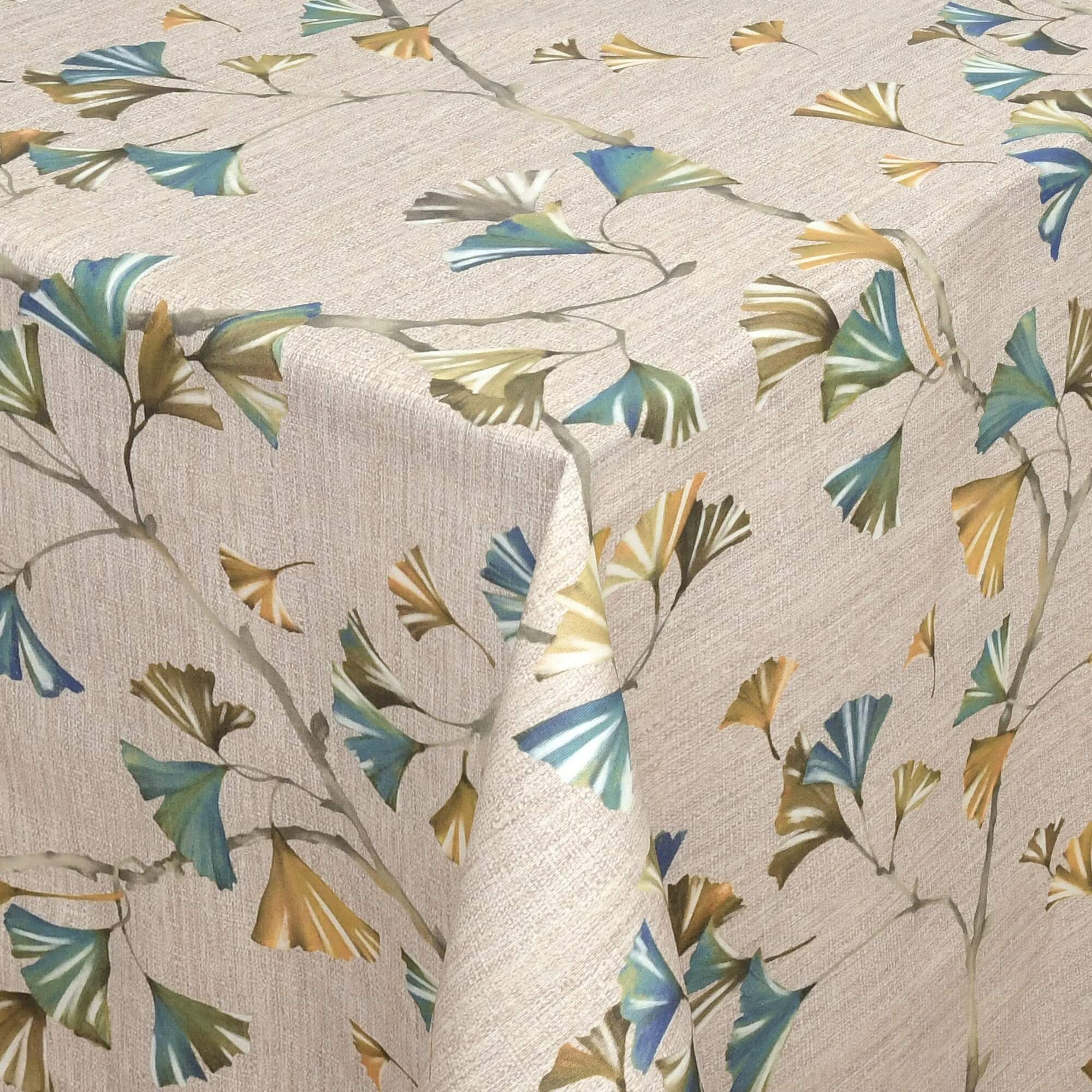 Moderno® Abwaschbare Tischdecke mit Fleckschutz – Ginkgo-Blättermotiv in Blau, Grün & Gold auf Naturbeige Moderno® Abwaschbare Tischdecke mit Fleckschutz – Ginkgo-Blättermotiv in Blau, Grün & Gold auf Naturbeige