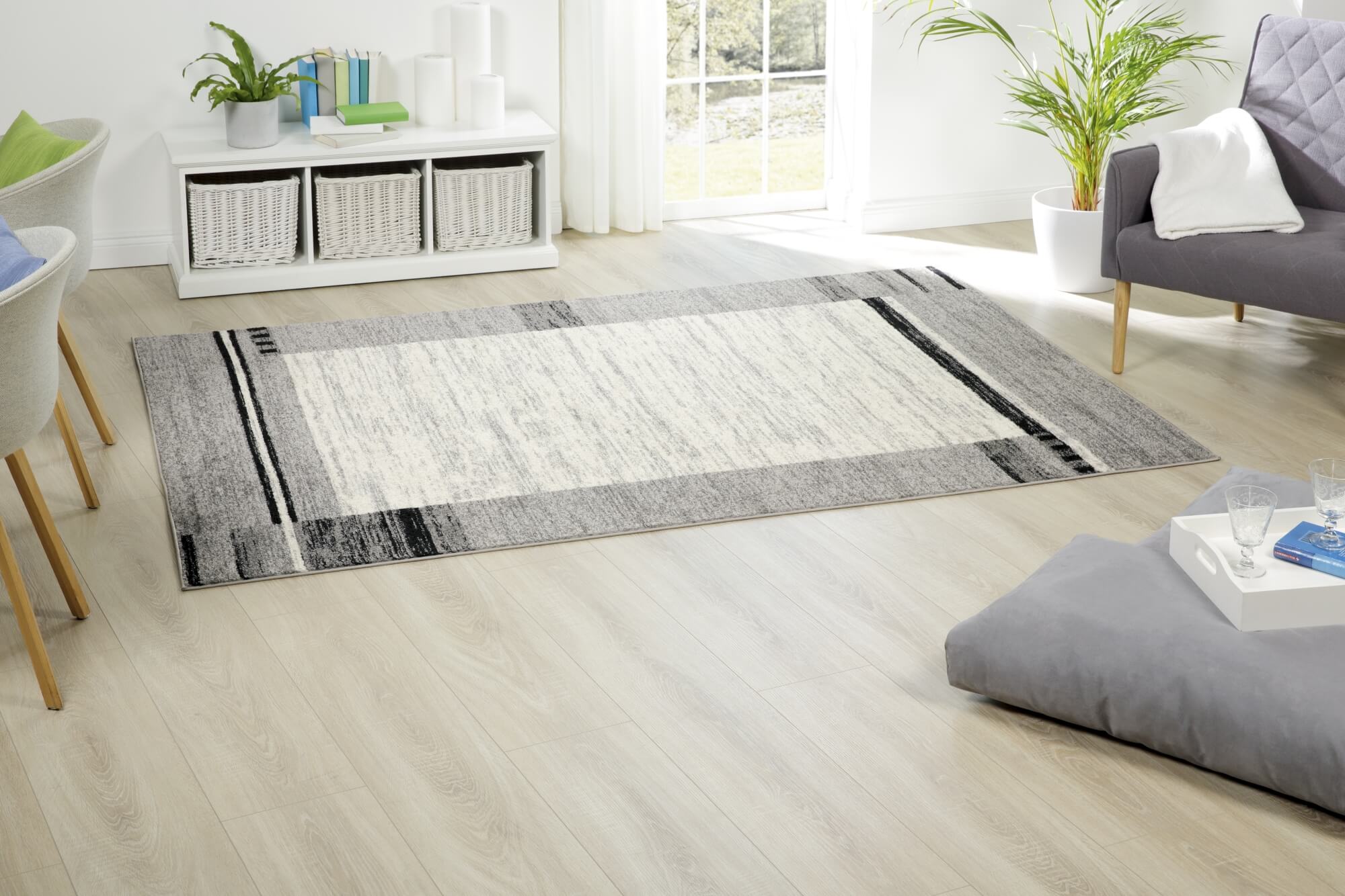Teppich Cleo – Grau mit Klassisches Bordürenmuster – Kurzflor – pflegeleicht & modern