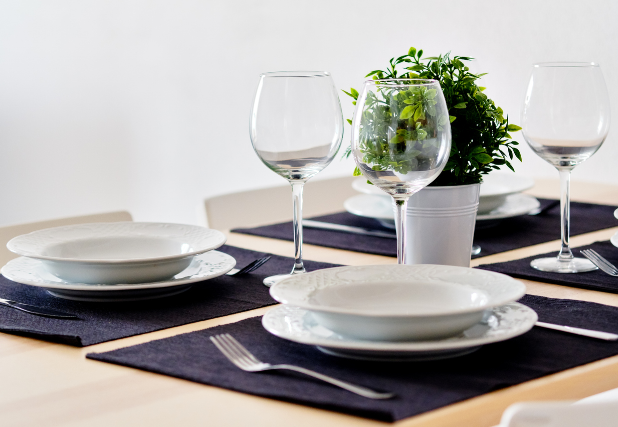 Tisch mit Tischsets eindecken Tisch mit Tischsets eindecken