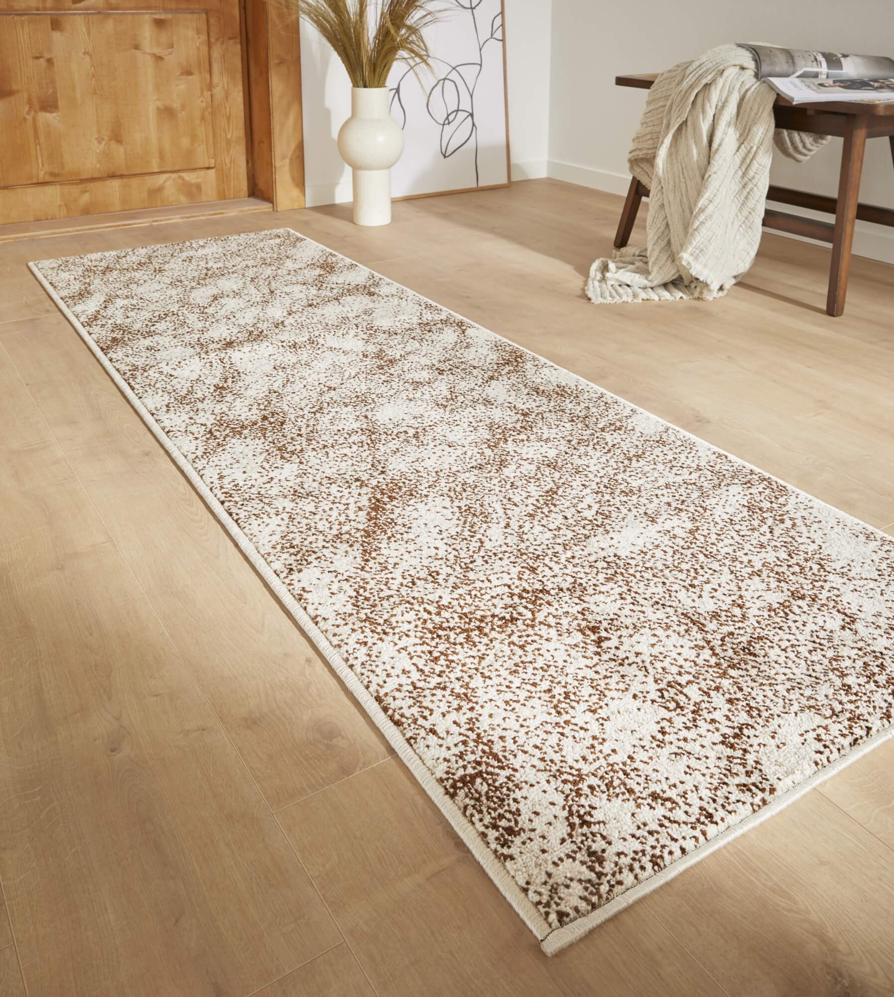 Teppichläufer Ylva – Sand mit Strukturmuster – Kurzflor nach Maß mit Kettelung Teppichläufer Ylva – Sand mit Strukturmuster – Kurzflor nach Maß mit Kettelung