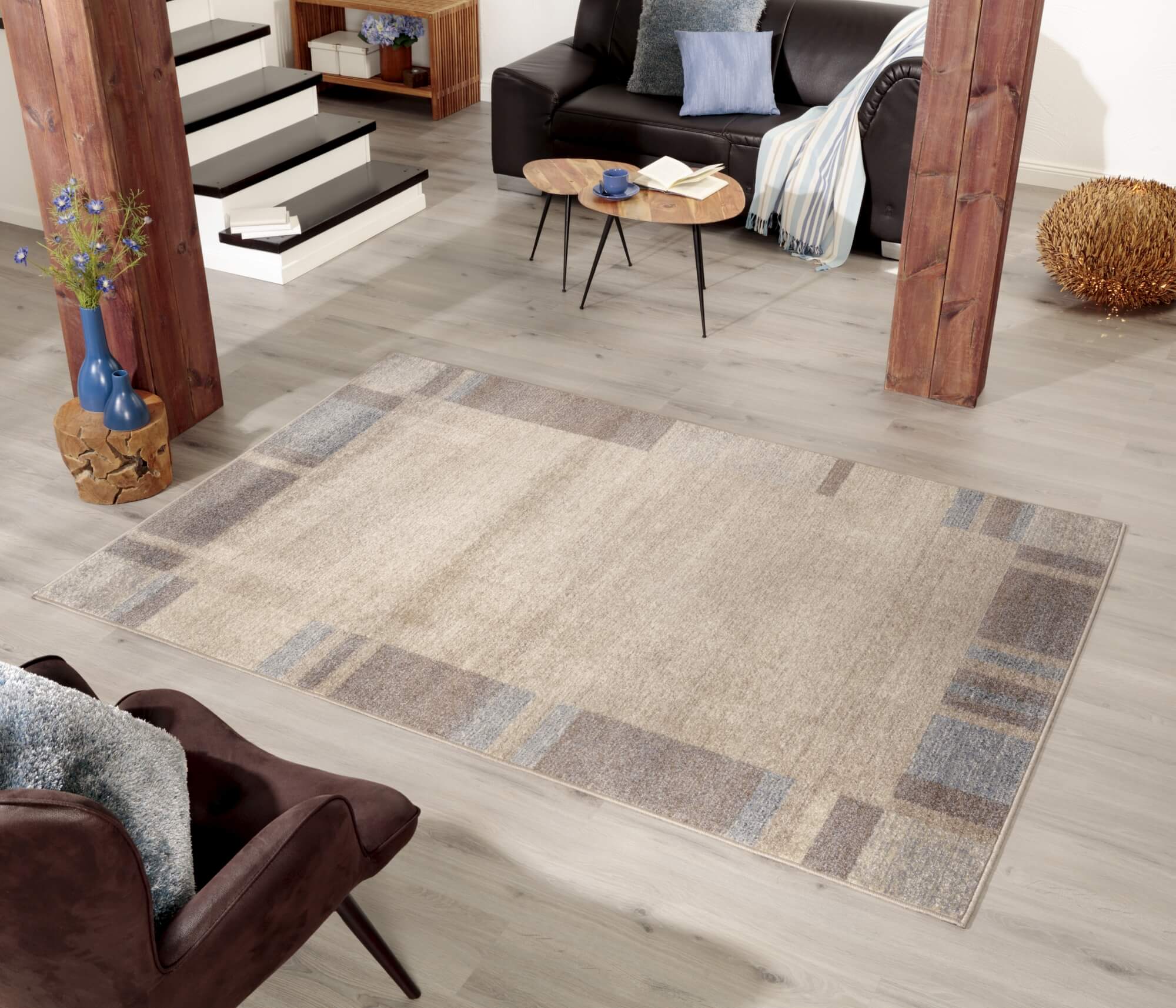 Teppich Ylva – Beige mit Linienmuster – Kurzflor – weich & vielseitig für Wohn- und Schlafbereich
