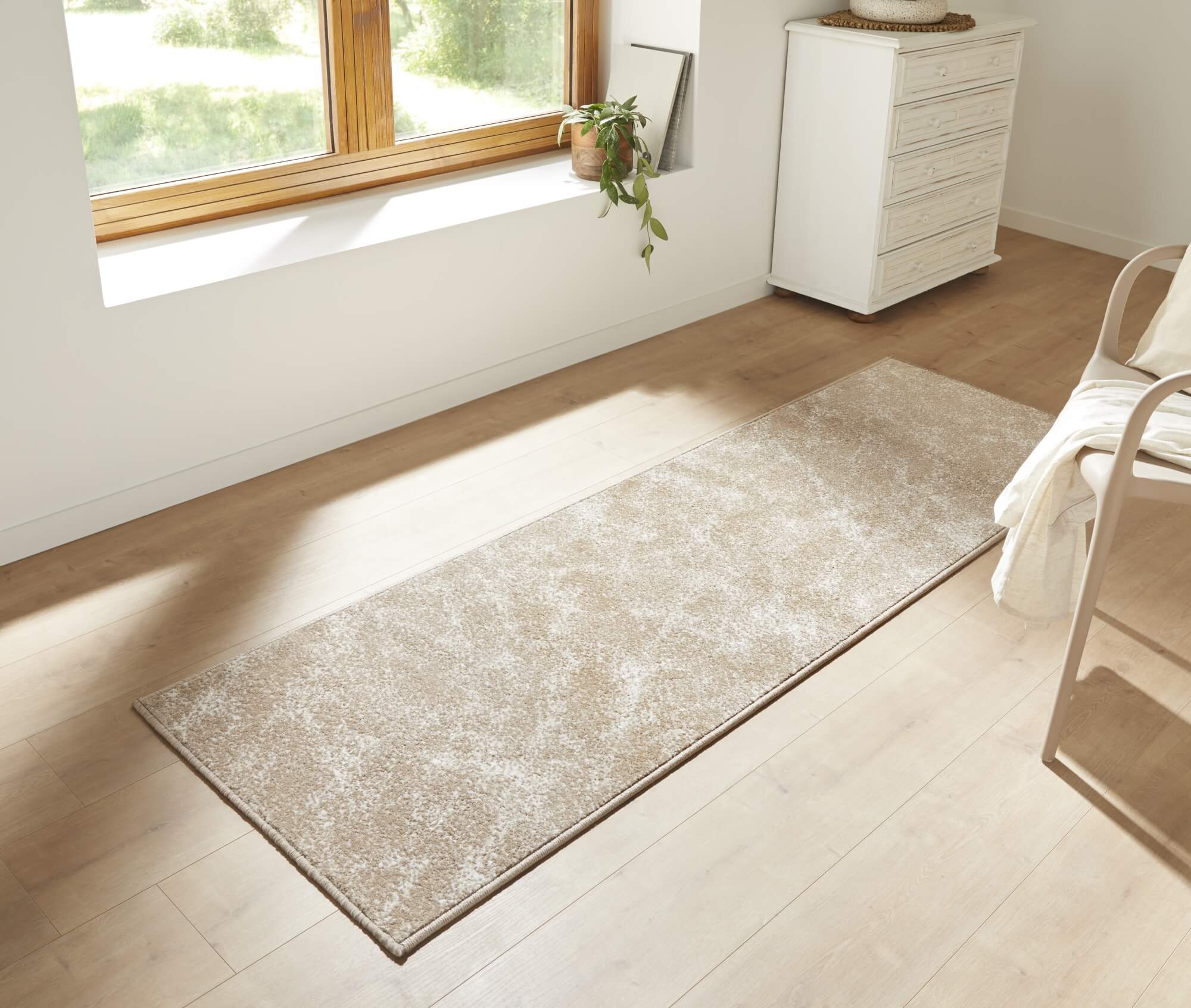 Teppichläufer Ylva – Beige mit Strukturmuster – Kurzflor nach Maß mit Kettelung Teppichläufer Ylva – Beige mit Strukturmuster – Kurzflor nach Maß mit Kettelung