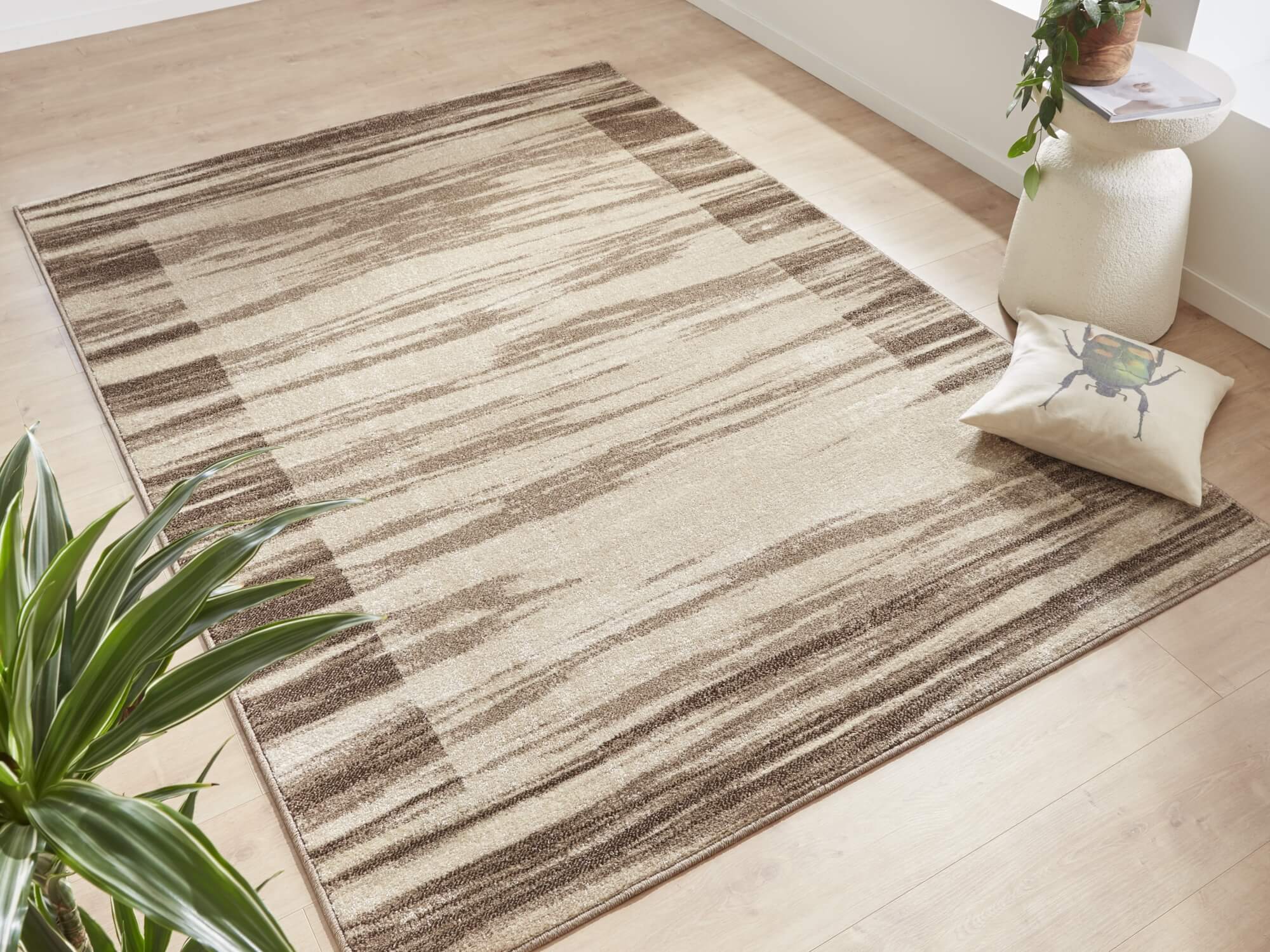 Teppich Ylva – Braun mit Bordüren-Design – Kurzflor – weich & klassisch für Wohnzimmer & Flur